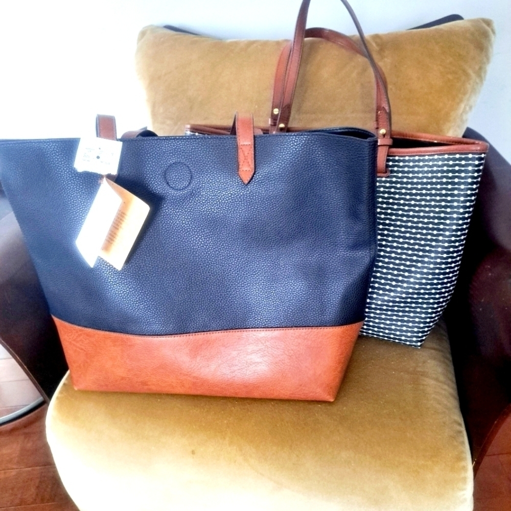2 vegan shoulder bags.